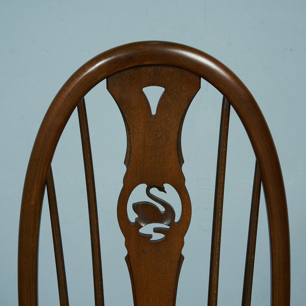 スワンバックチェア / ラウンド型エンボスメタルラベル