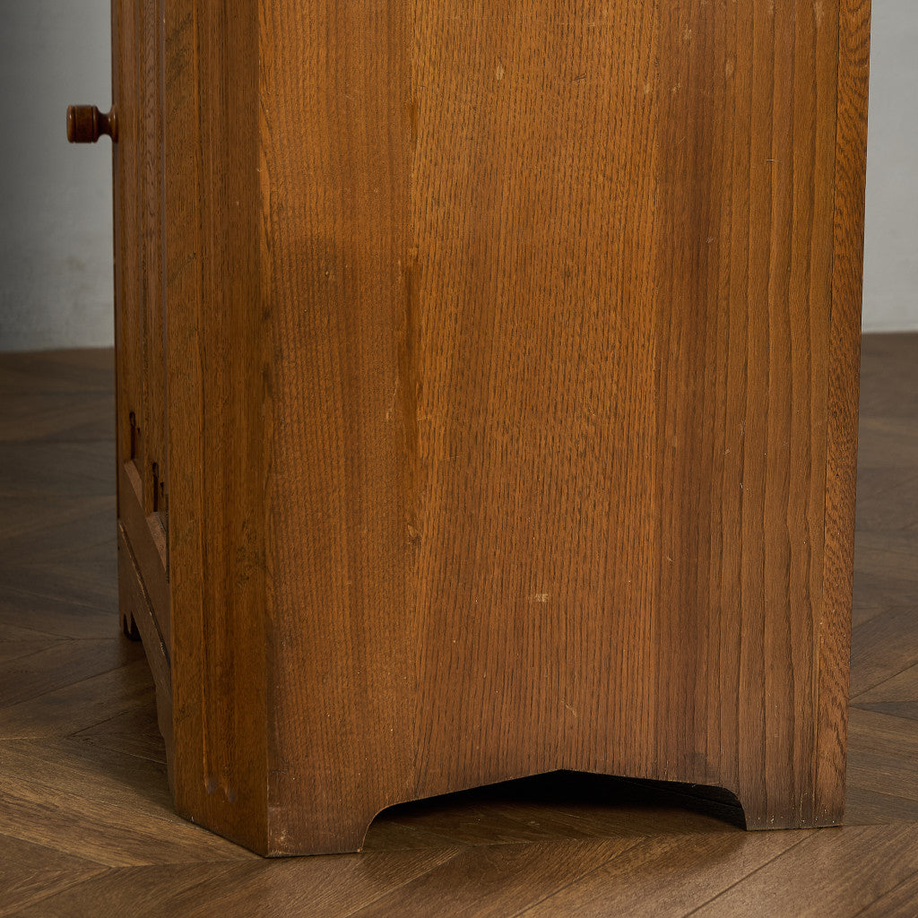 L. Marcus Ltd. ウェルシュドレッサー 食器棚