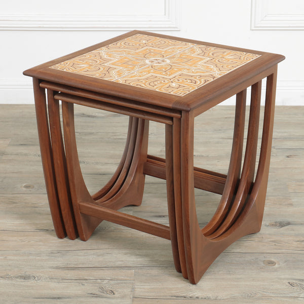 Astro セラミックタイルトップ ネストテーブル