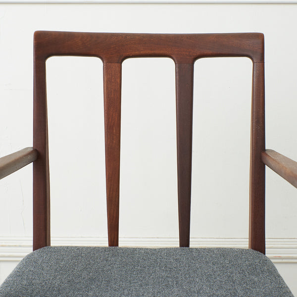 Younger ダイニングアームチェア