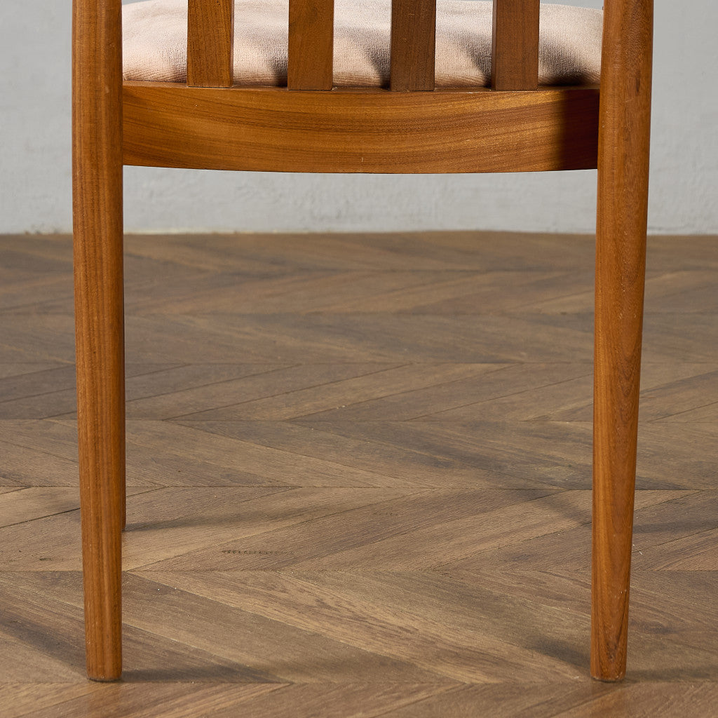 スラットバックチェア