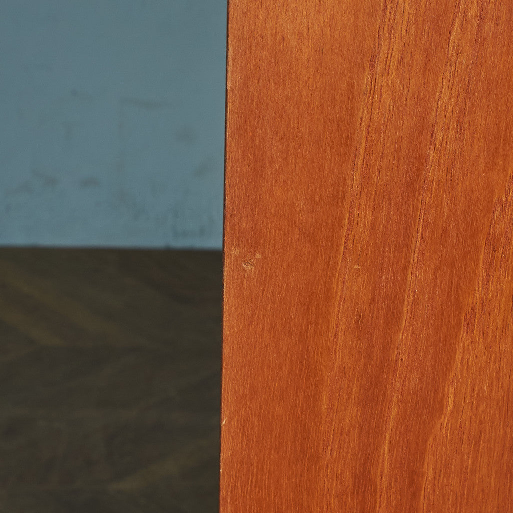 Fresco ガラスキャビネット / カスタム アイアンヘアピンレッグ