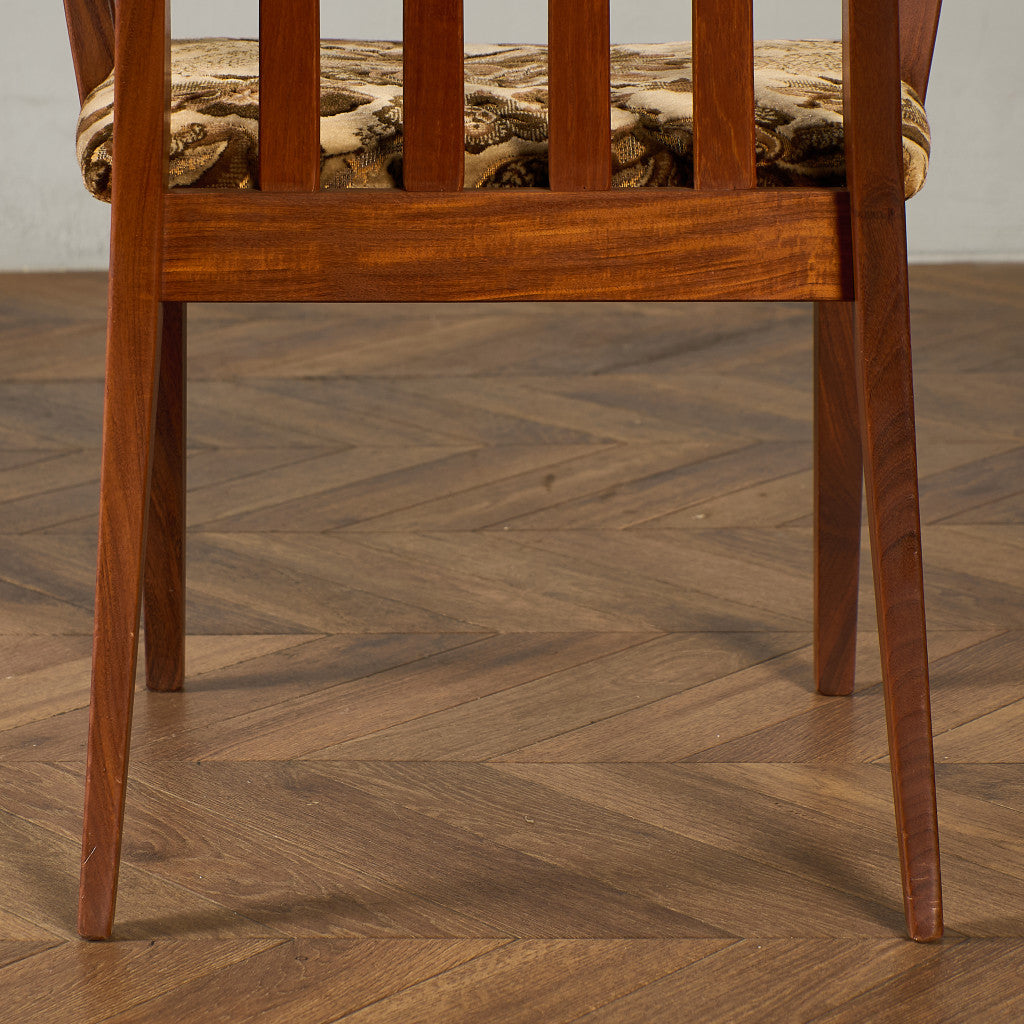 スラットバックチェア