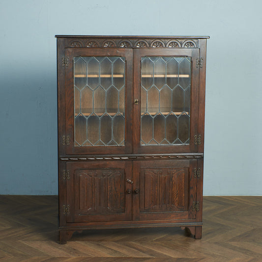 ガラスキャビネット