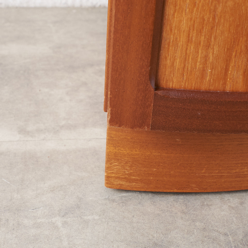 十字扉 ヴィンテージ コーナーキャビネット