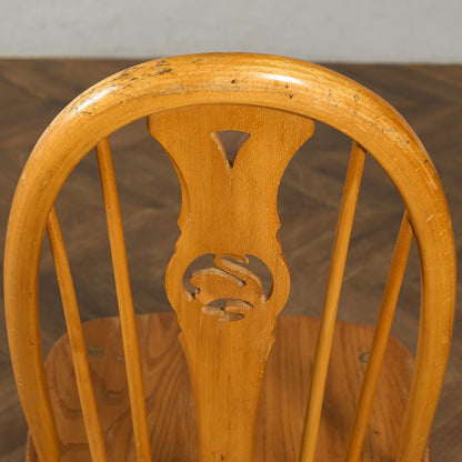 スワンバックチェア ラウンドメタルラベル