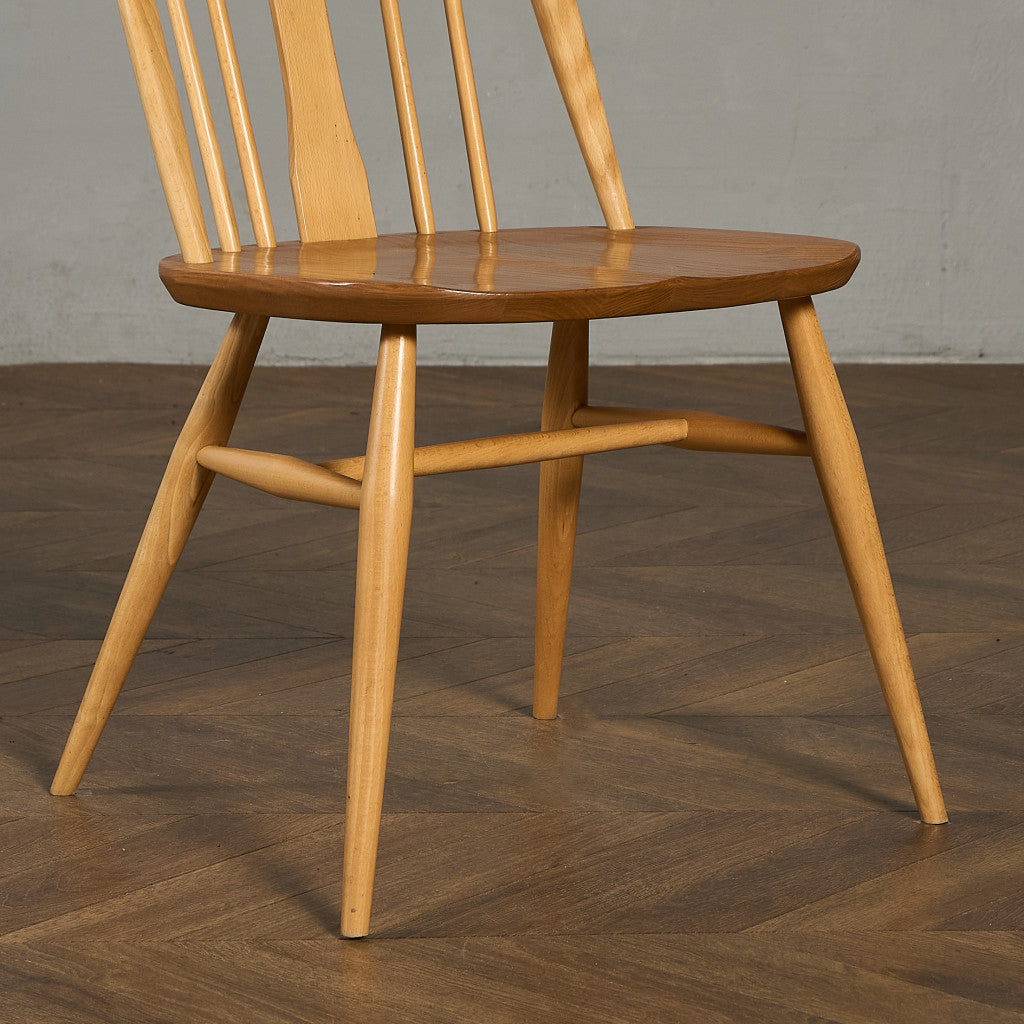 スワンバックチェア ラウンドメタルラベル