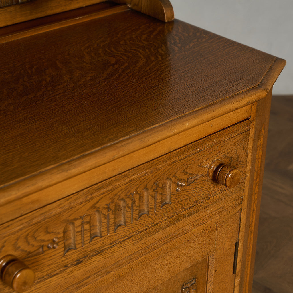 L. Marcus Ltd.  ウェルシュドレッサー 食器棚