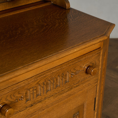 L. Marcus Ltd.  ウェルシュドレッサー 食器棚