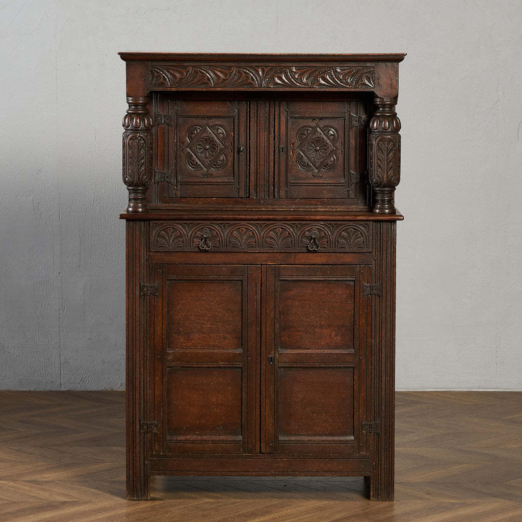 Alfred Allen コートカップボード