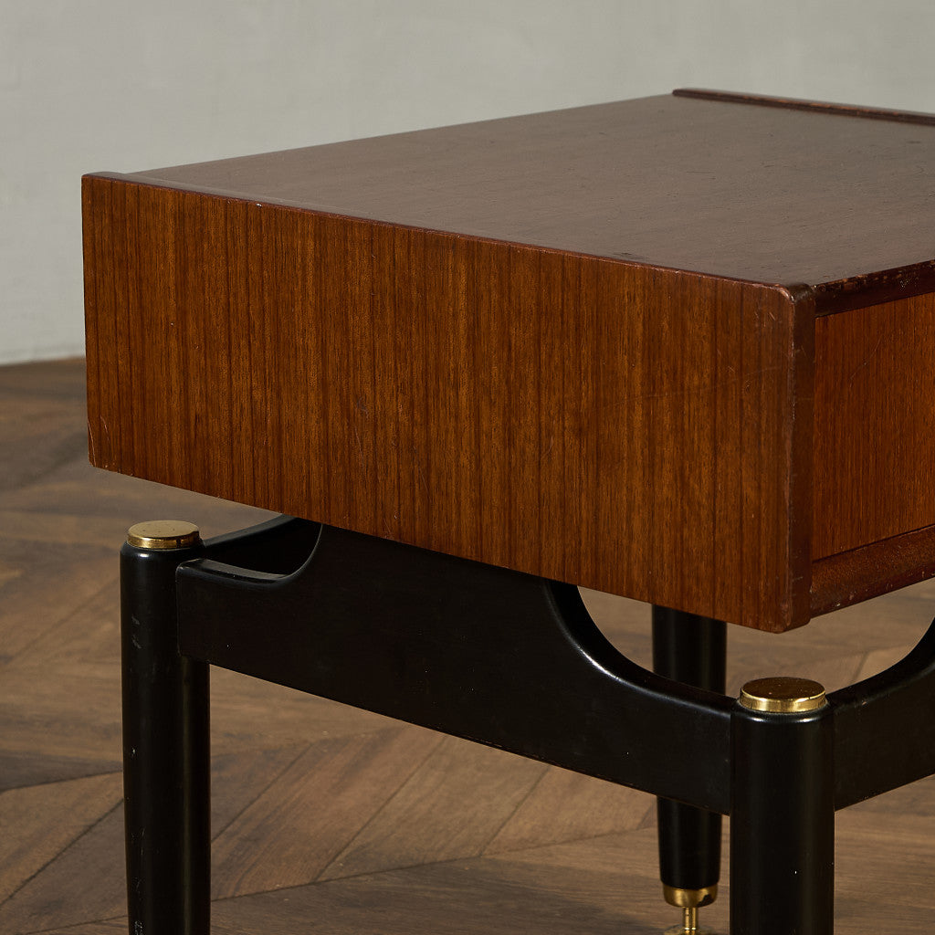 Tola&black ベッドサイドテーブル 206