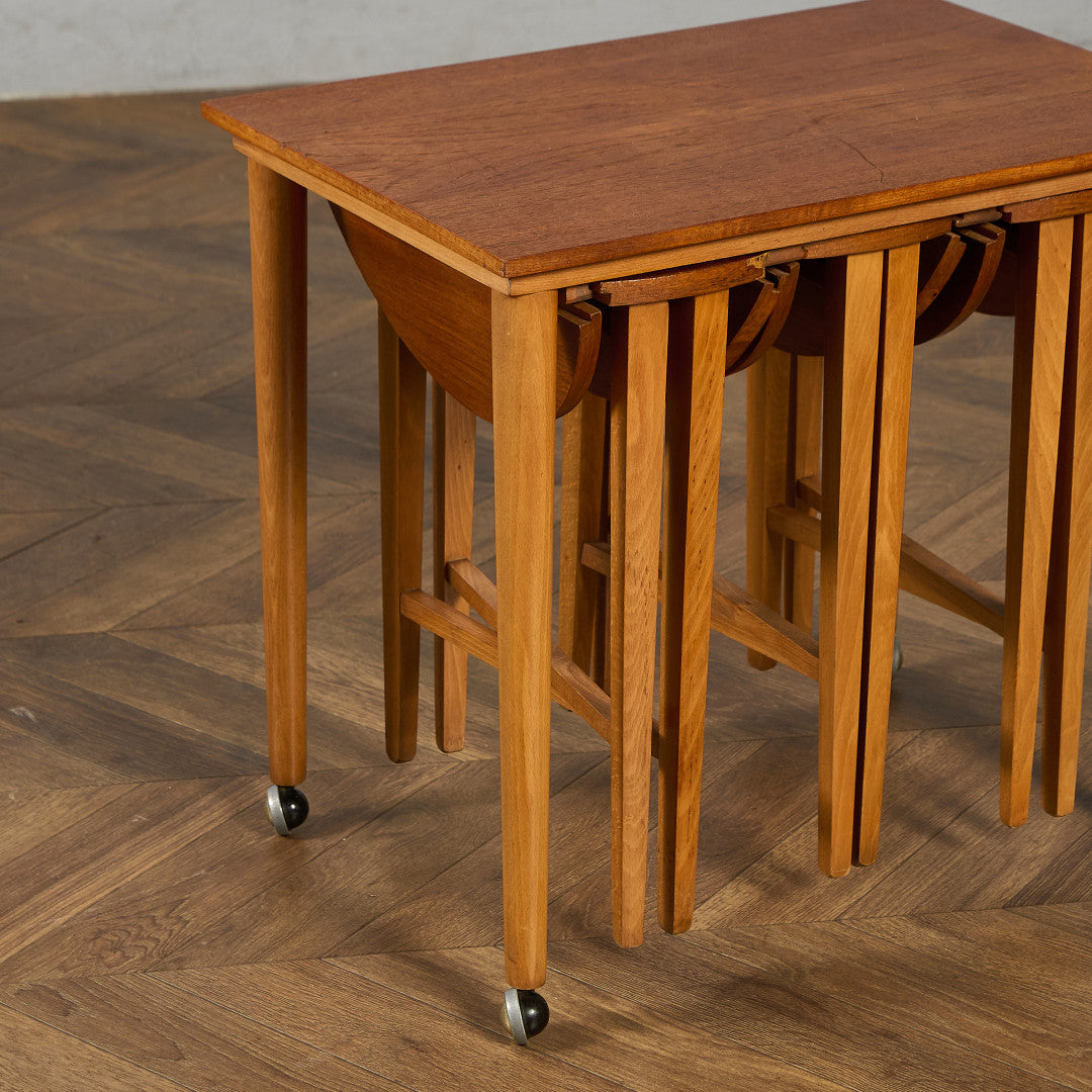 Novy Domov社 Poul Hundevad ネストテーブル