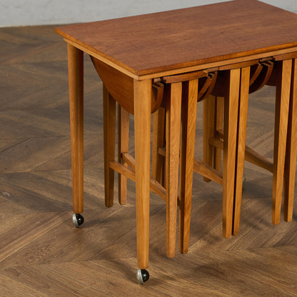 Novy Domov社 Poul Hundevad ネストテーブル