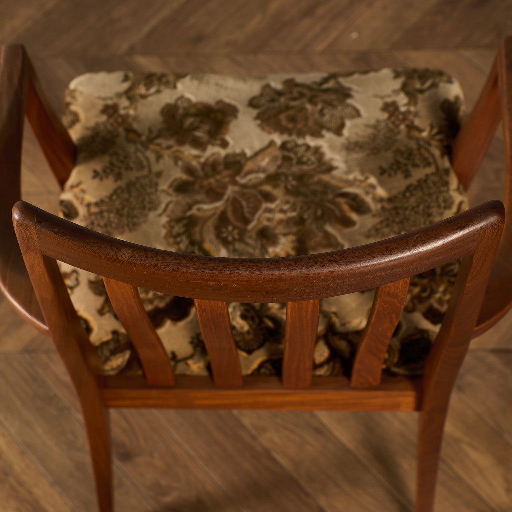 スラットバックチェア