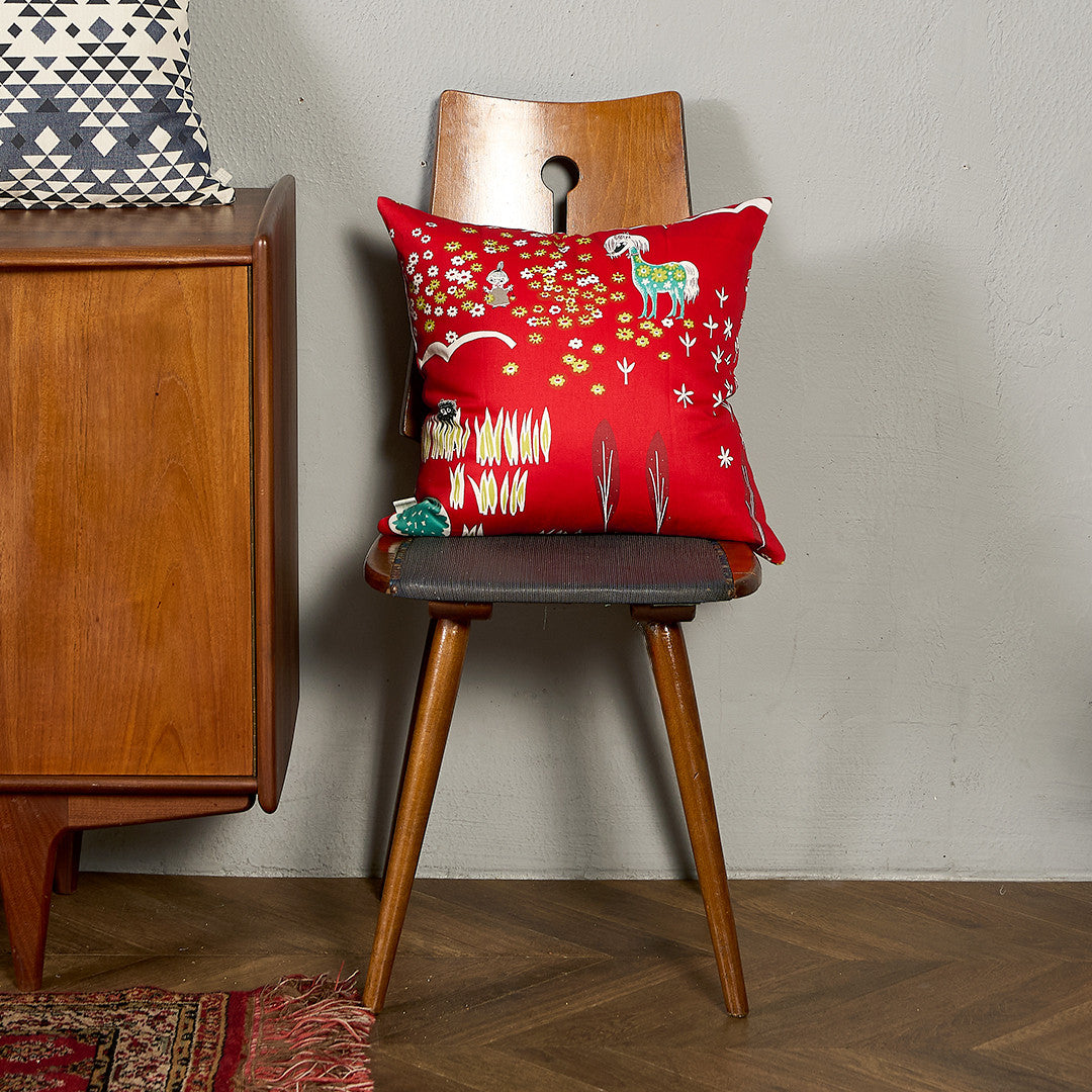 クッションカバー ムーミン ここにいるよ / Red