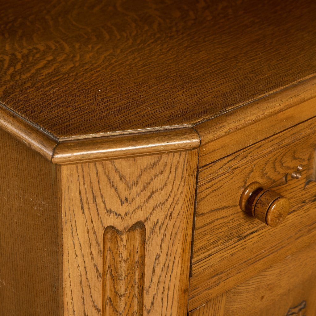 L. Marcus Ltd.  ウェルシュドレッサー 食器棚