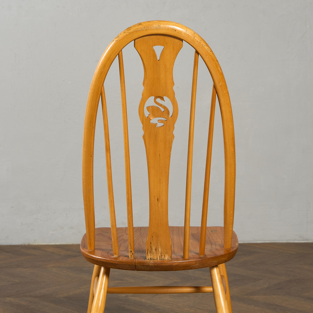 スワンバックチェア ラウンドメタルラベル