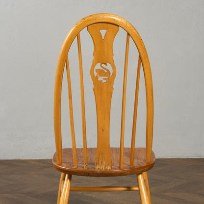 スワンバックチェア ラウンドメタルラベル