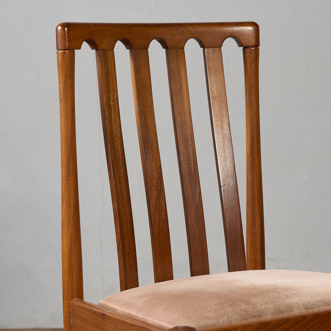 スラットバックチェア