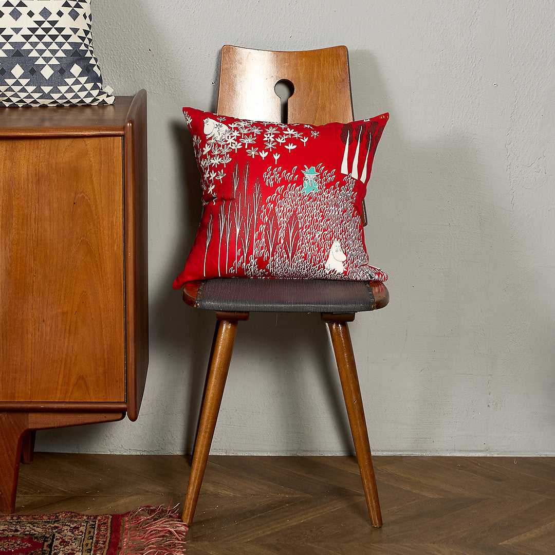 クッションカバー ムーミン ここにいるよ / Red