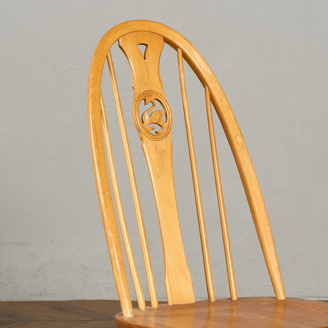 スワンバックチェア ラウンドメタルラベル