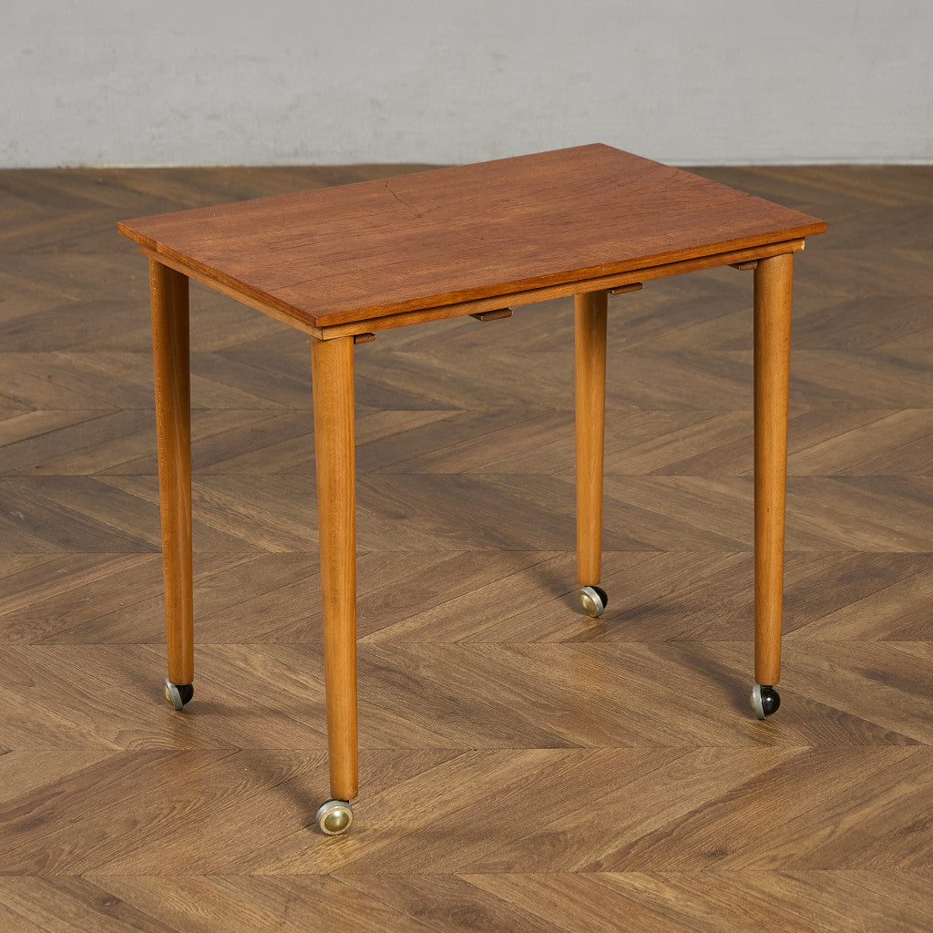 Novy Domov社 Poul Hundevad ネストテーブル