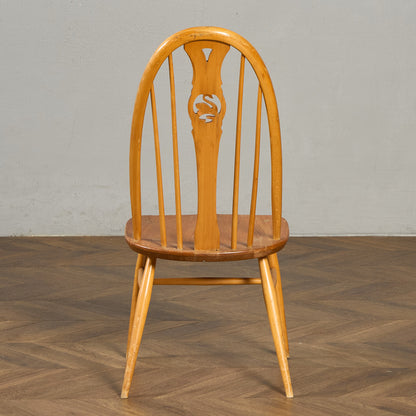 スワンバックチェア ラウンドメタルラベル