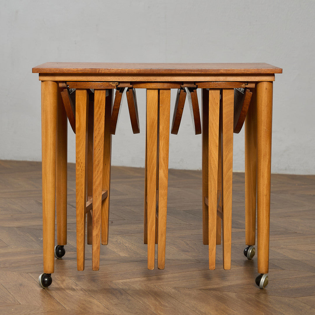 Novy Domov社 Poul Hundevad ネストテーブル