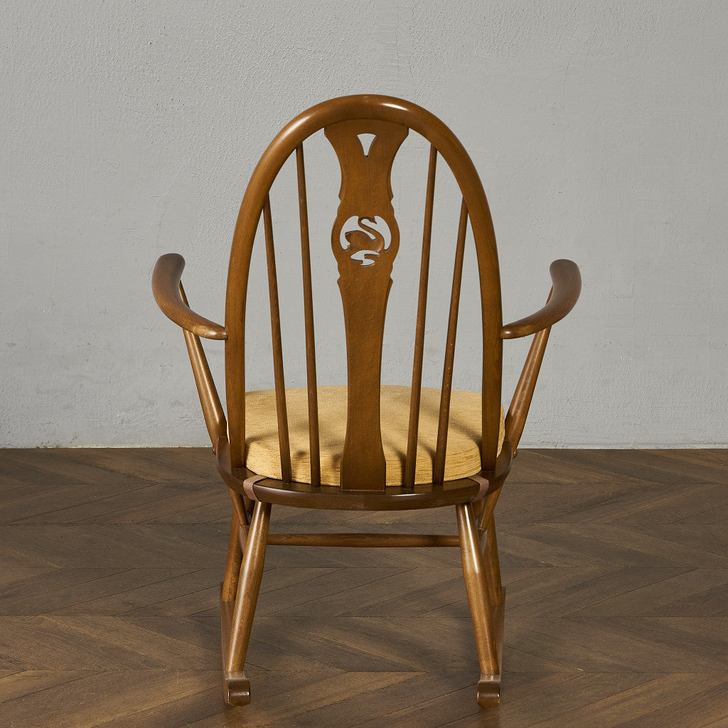 ヴィンテージ スワンバック ロッキングチェア ラウンド型メタルラベル