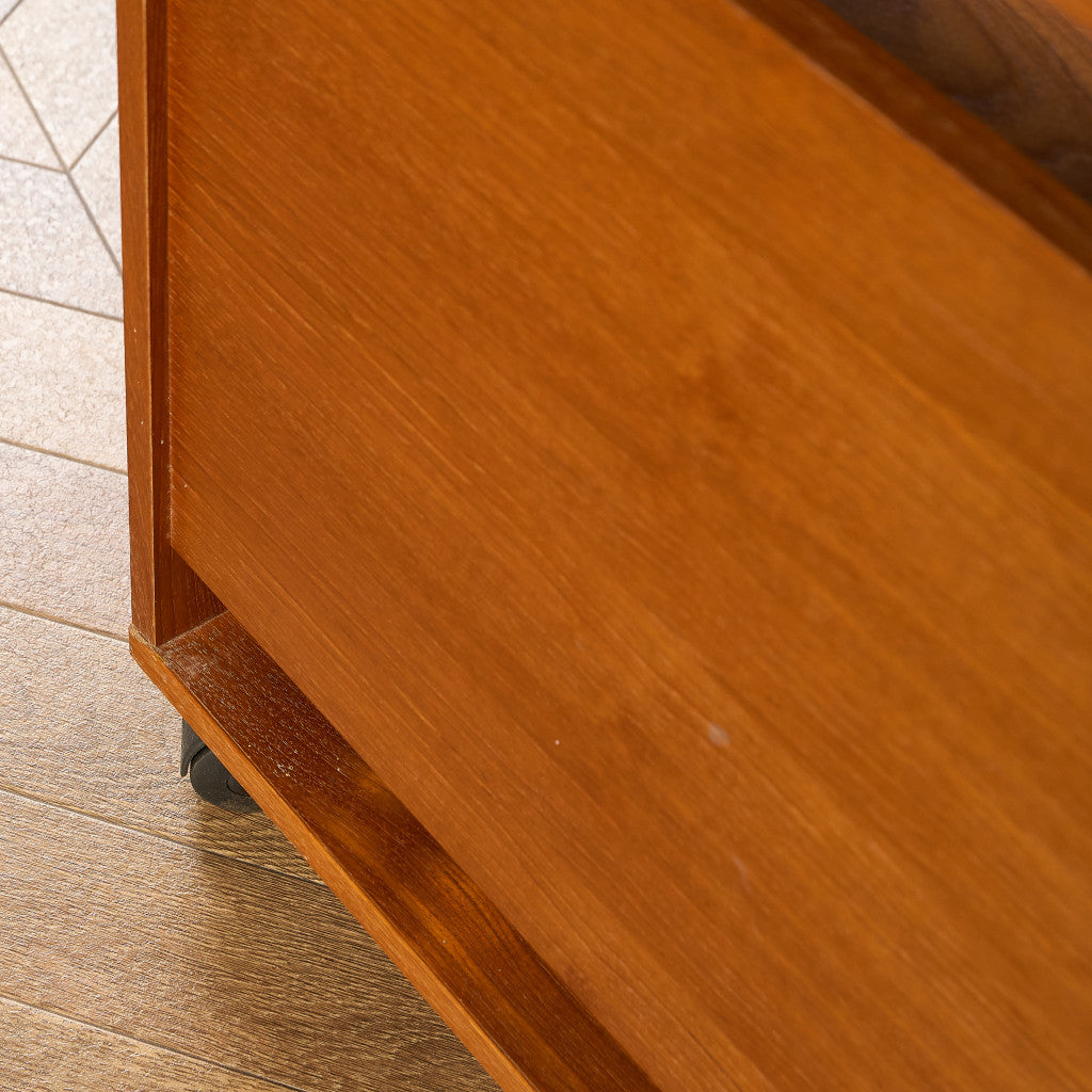 英国 ヴィンテージ ベッドサイド キャビネット