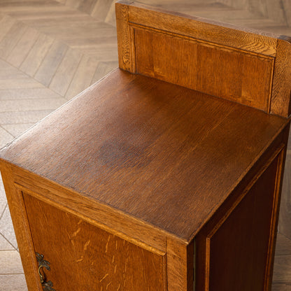 英国 クラシック ベッドサイド キャビネット