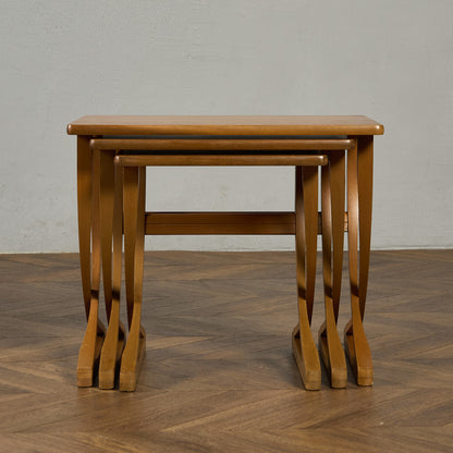 ネストテーブル