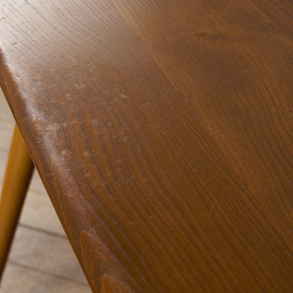 ブレックファストテーブル