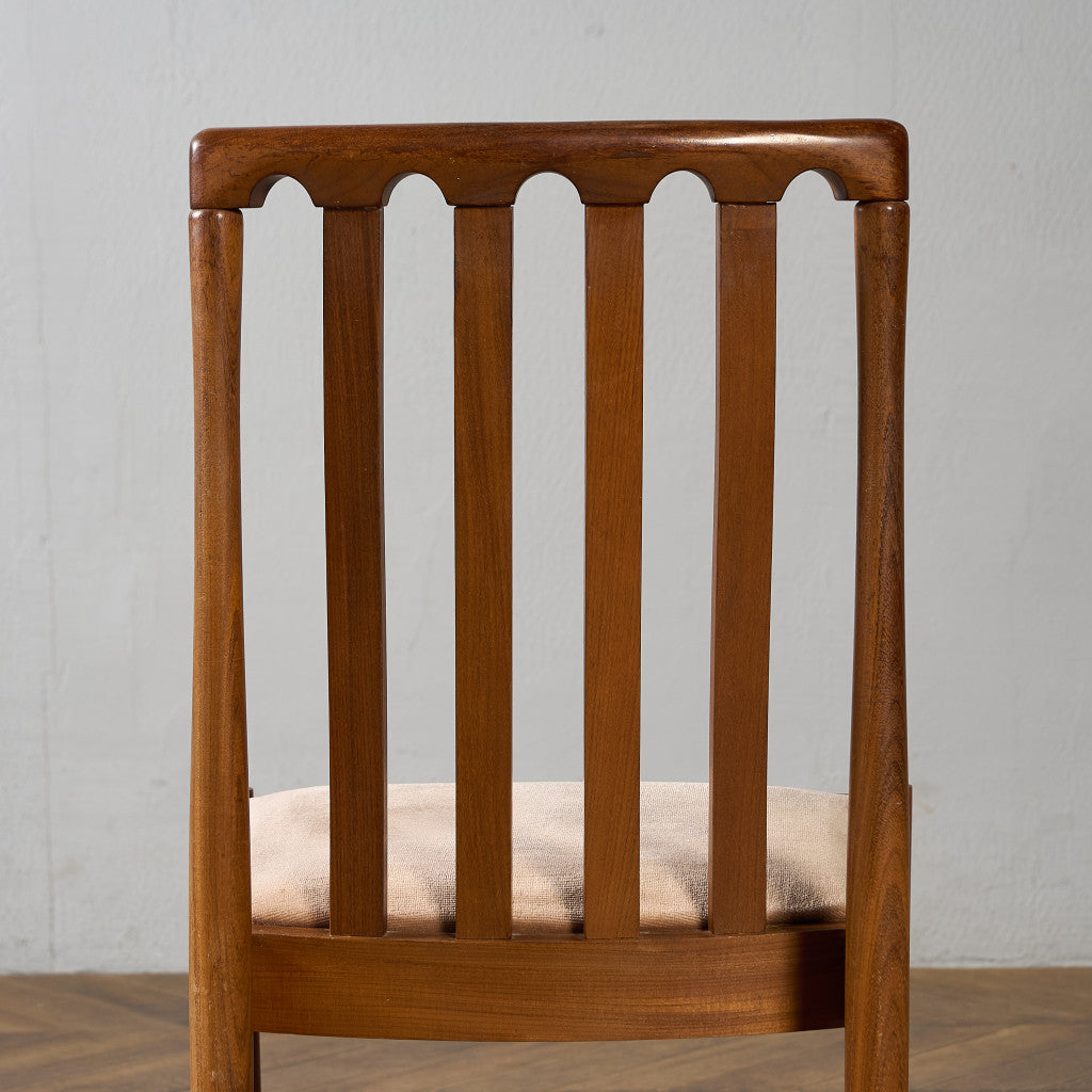 スラットバックチェア