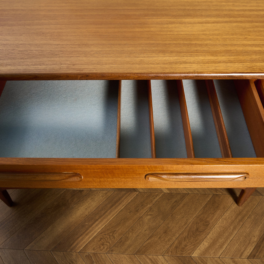 Fresco ヴィンテージ 脚付き サイドボード (4072)