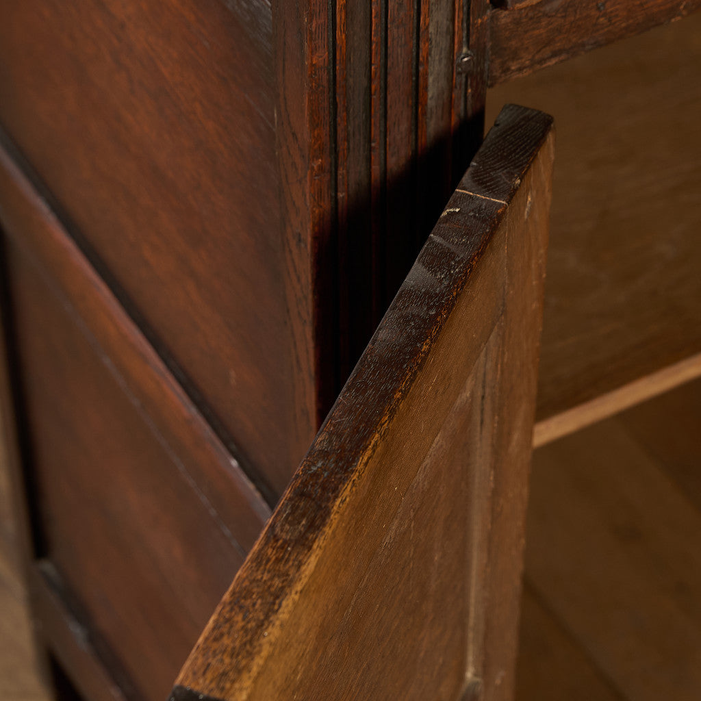 Alfred Allen コートカップボード