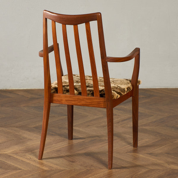 スラットバックチェア