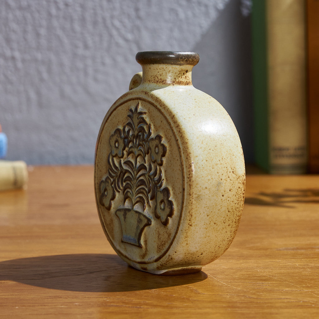 With a grip round Vase