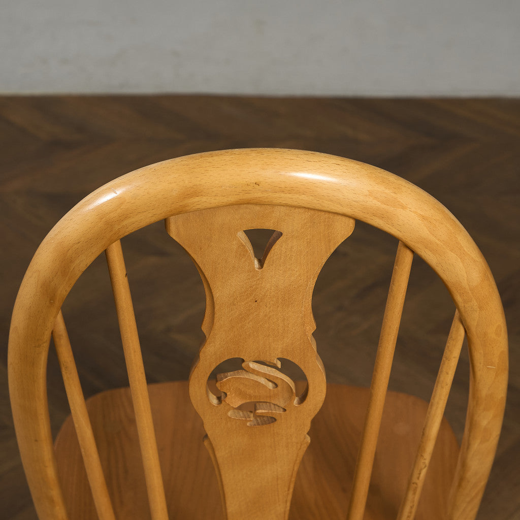 スワンバックチェア ラウンドメタルラベル