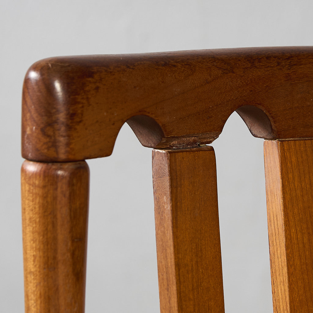 スラットバックチェア