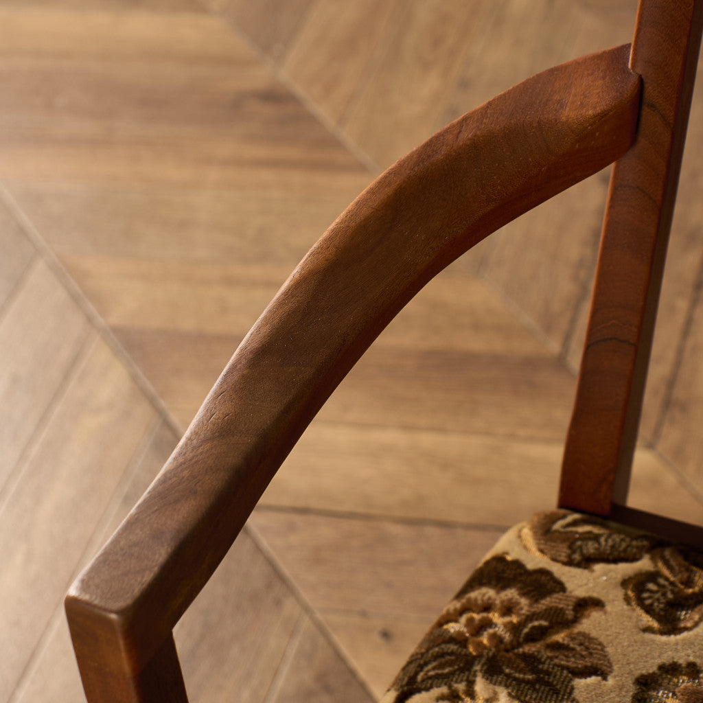 スラットバックチェア