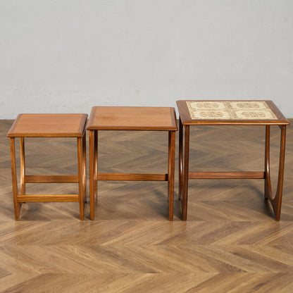 Astro セラミックタイルトップ ネストテーブル