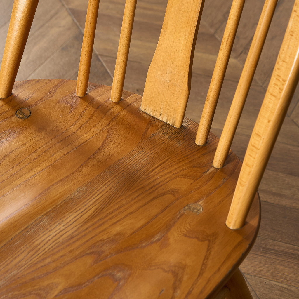 スワンバックチェア ラウンドメタルラベル