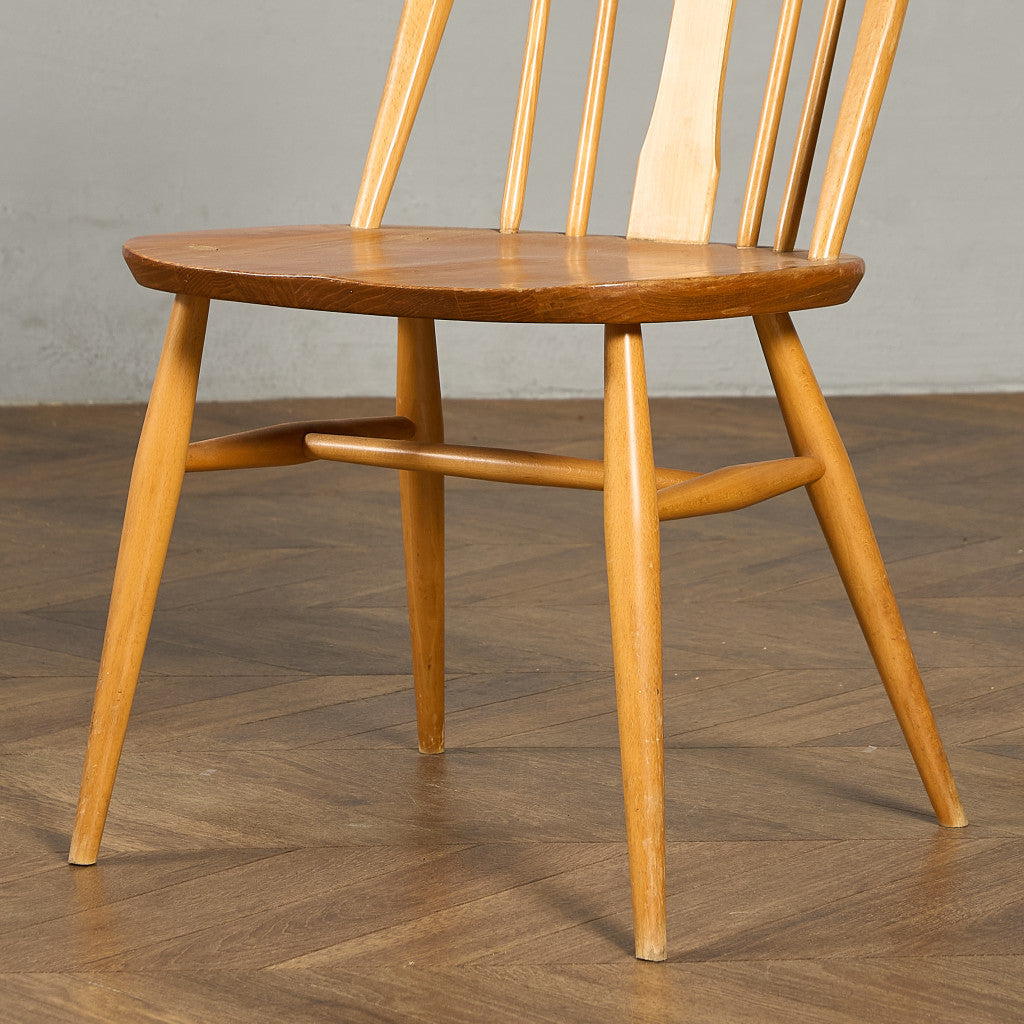 スワンバックチェア ラウンドメタルラベル