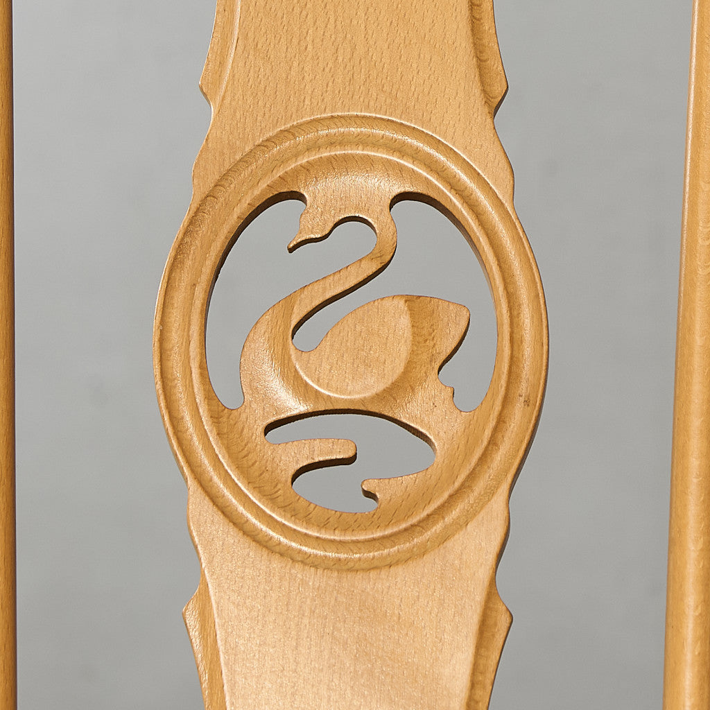 スワンバックチェア ラウンドメタルラベル