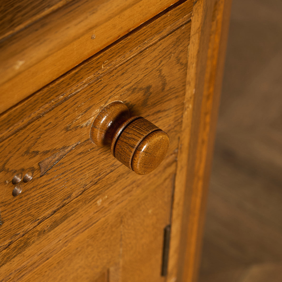 L. Marcus Ltd.  ウェルシュドレッサー 食器棚