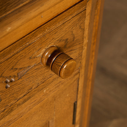 L. Marcus Ltd.  ウェルシュドレッサー 食器棚