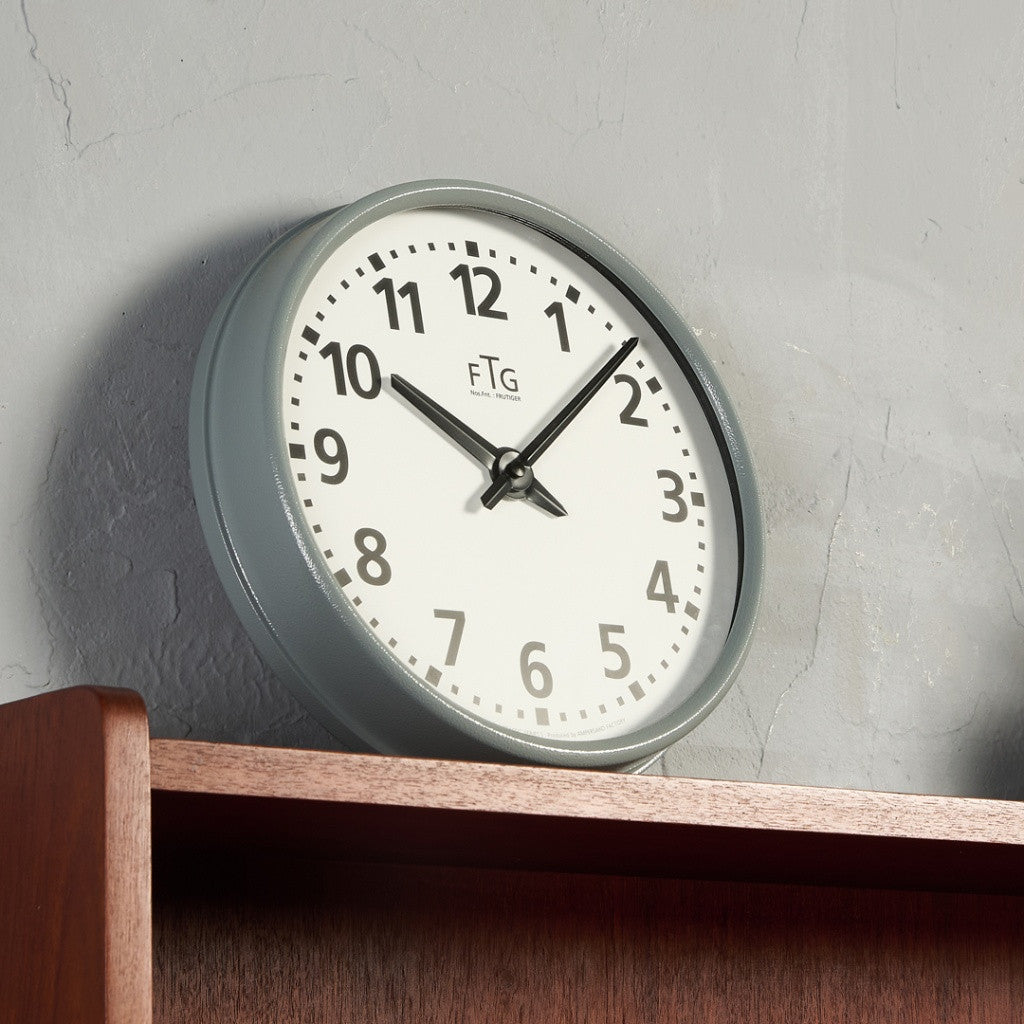 TRAFFIC SERIES CLOCK / FRUTIGER