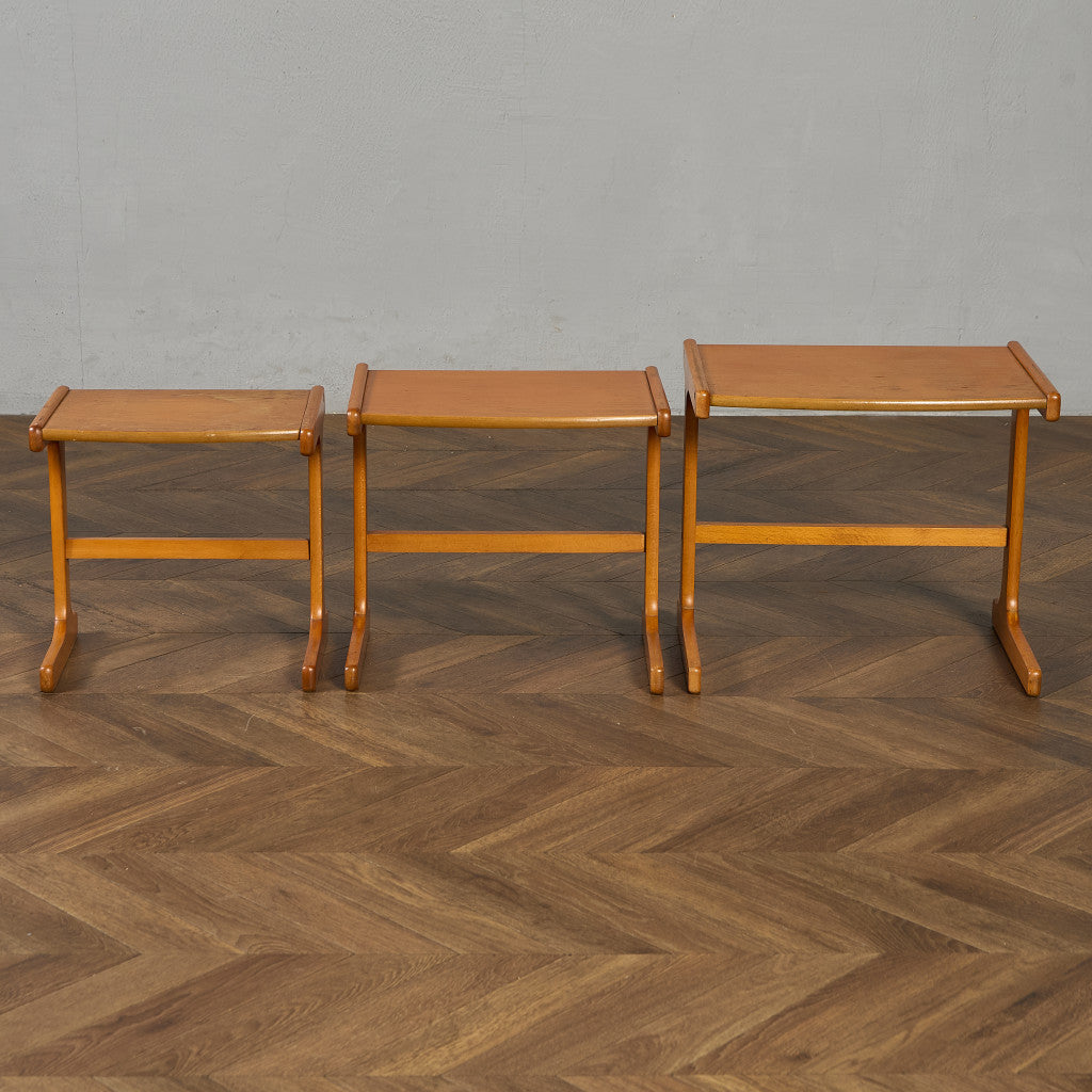 ルーマニア製 ヴィンテージ ネストテーブル