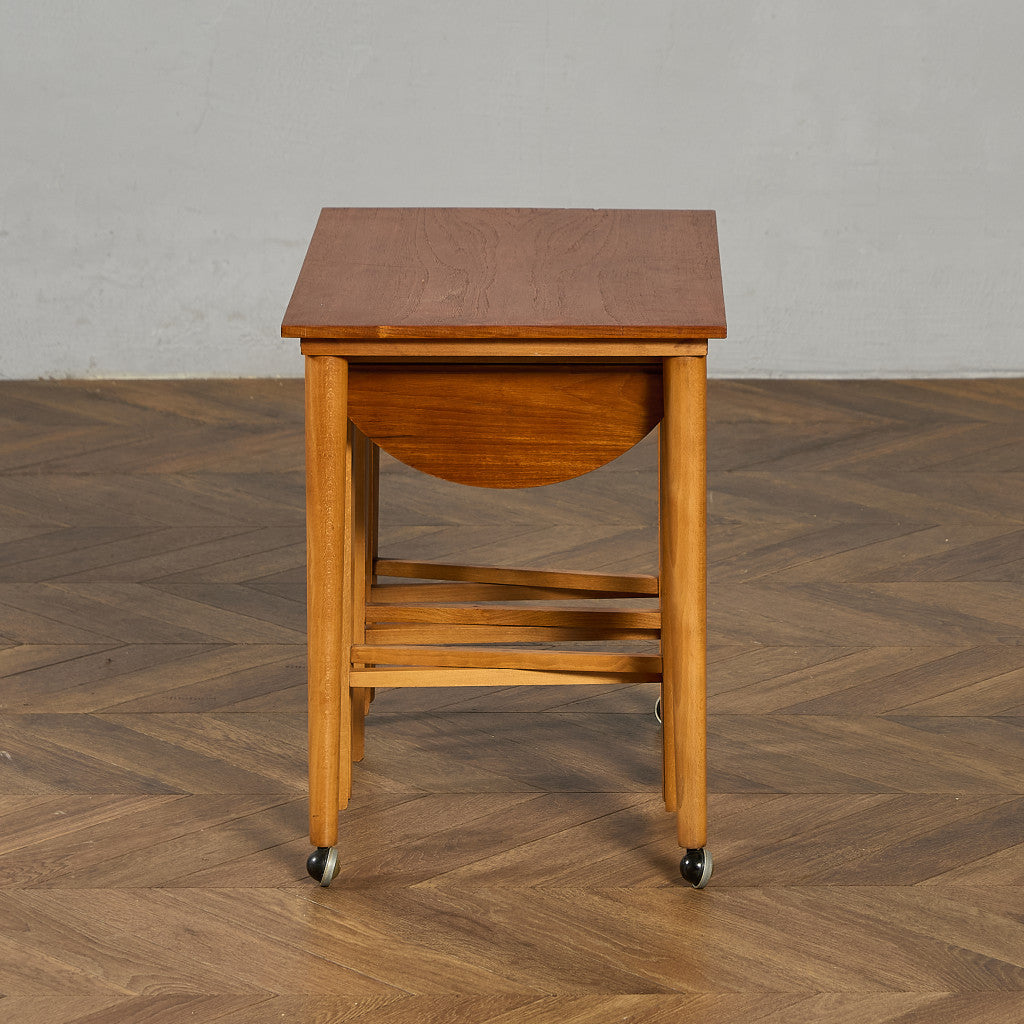 Novy Domov社 Poul Hundevad ネストテーブル